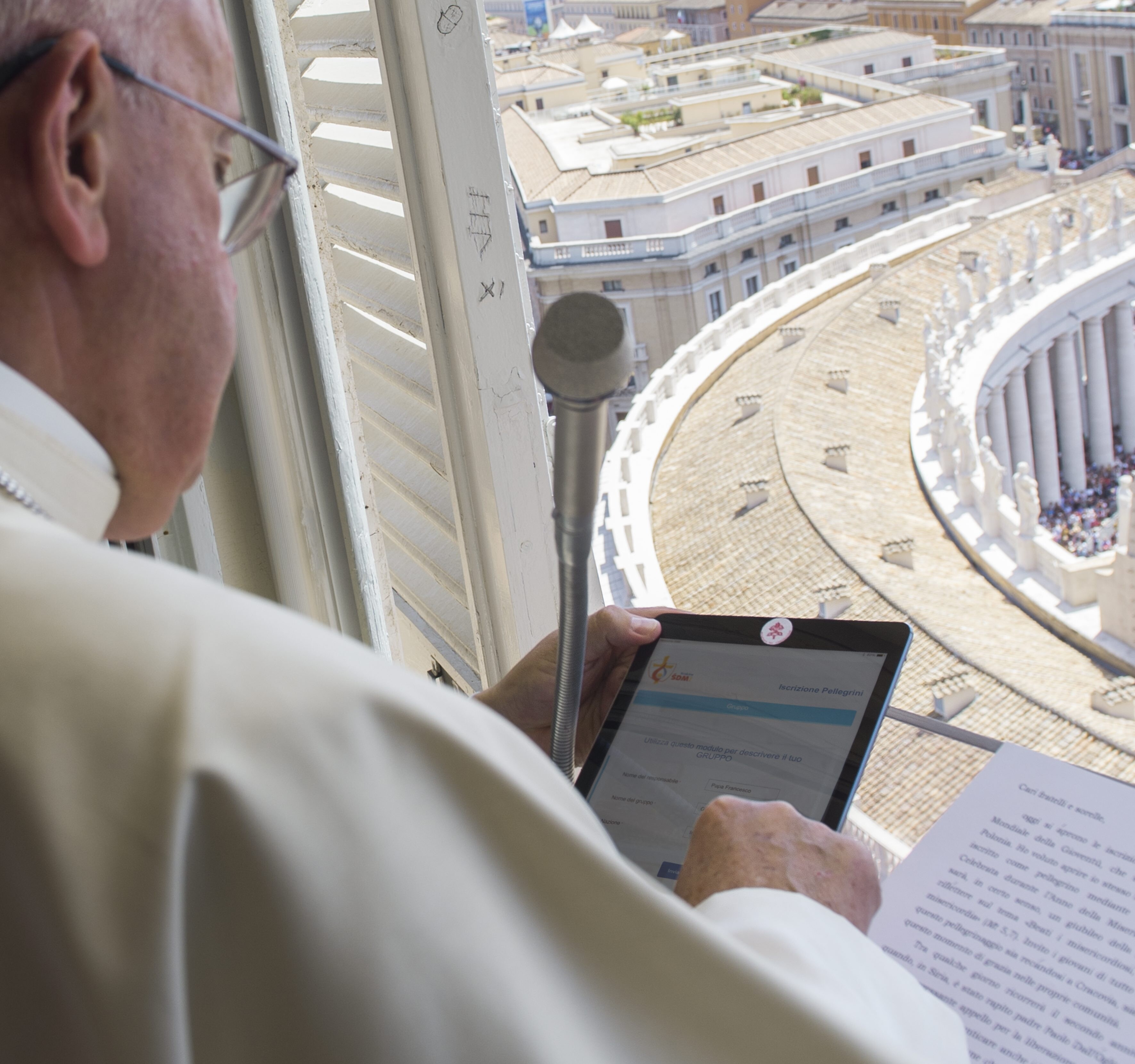 Paus Franciscus met iPad.