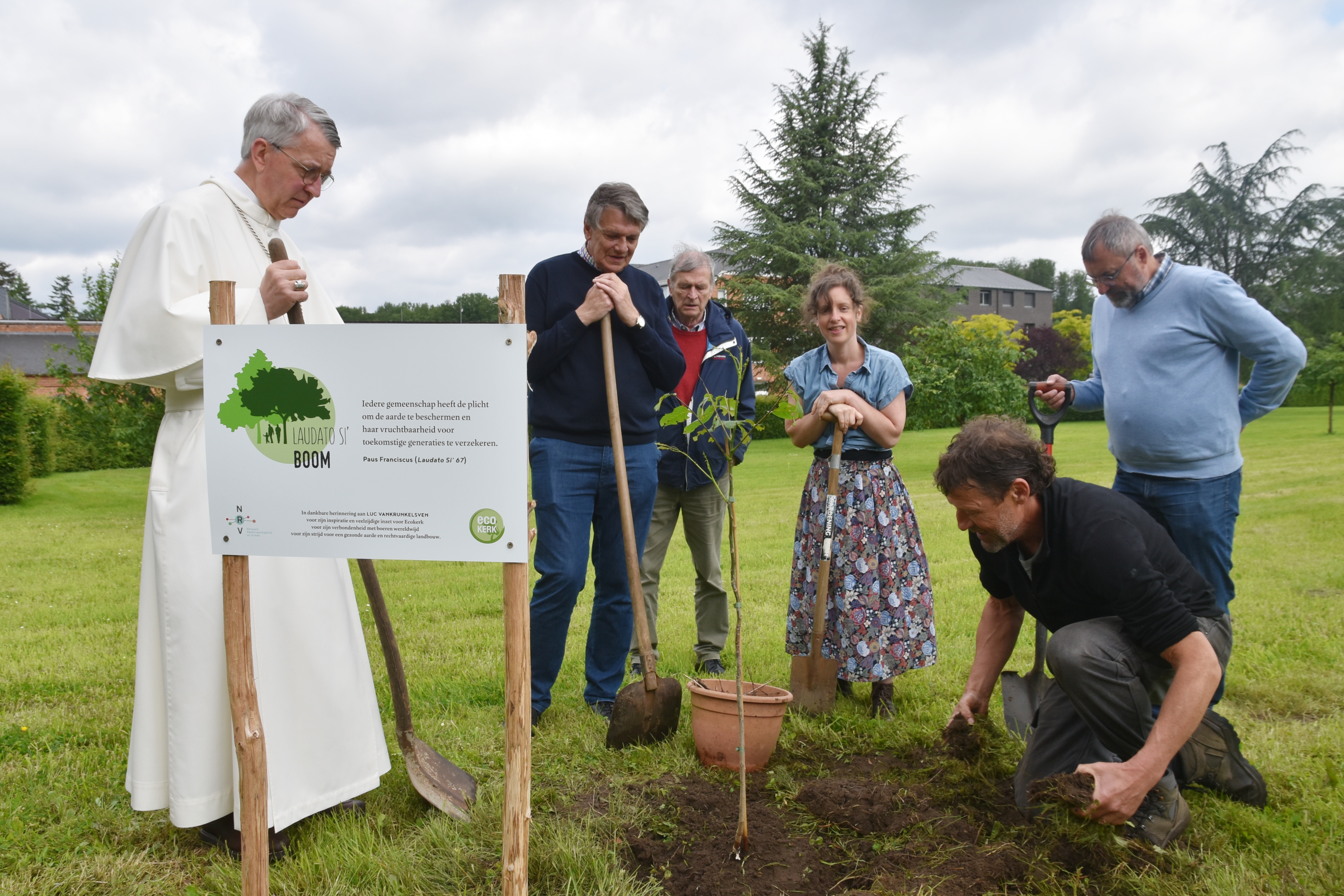  Abt Marc Fierens en voorzitter Bart Bode van Ecokerk plantten er samen met burgemeester Manu Claes van Scherpenheuvel-Zichem een Laudato si'-boom.