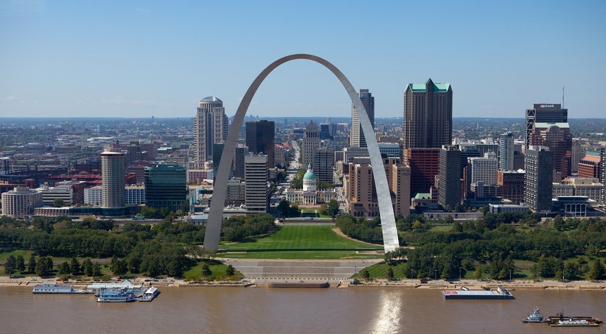 De stalen 'Gateway Arch' op de oever van de Mississippi, het atomium van St. Louis, Missouri