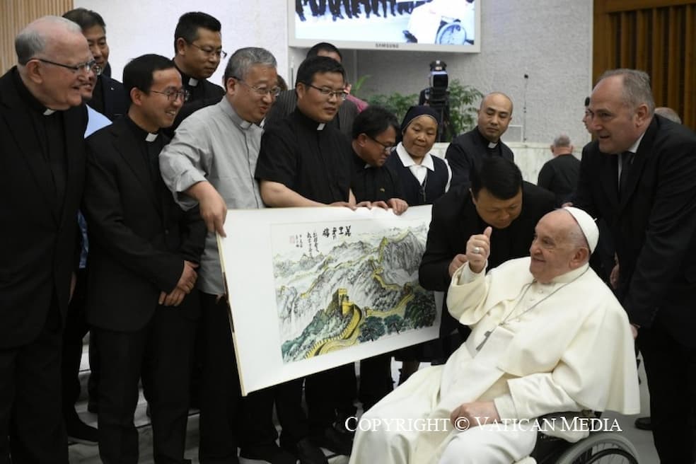 Paus Franciscus ontmoet Chinese priesters na de algemene audiëntie van 1 mei 2024