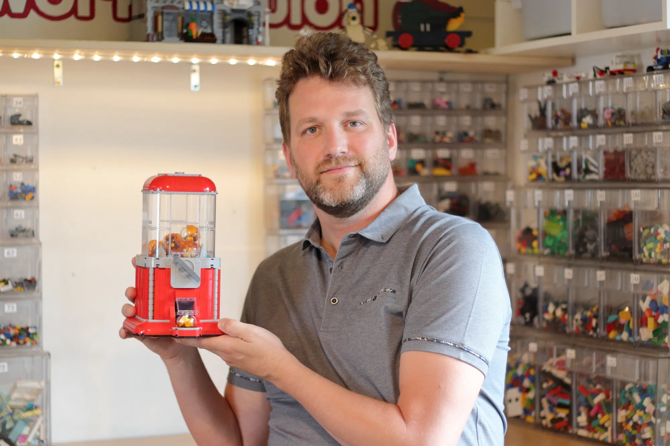 Rob Vangansewinkel met zijn snoepautomaat van Lego.