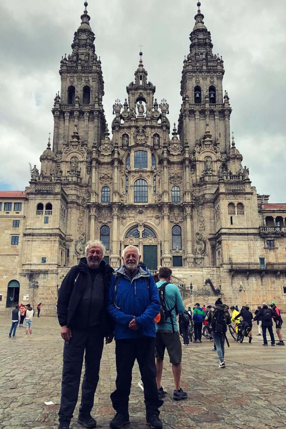 Wim Waes (rechts) papa van Tom Waes bij zijn aankomst in Santiago De Compostella met medepelgrim Hugo (74)