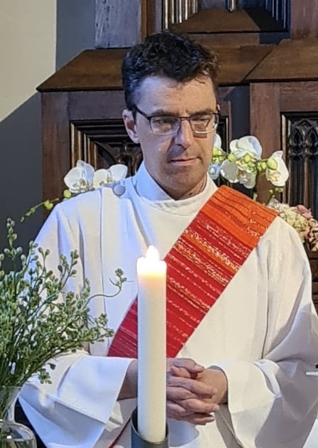Jurgen Deckx als diaken in de liturgie. 