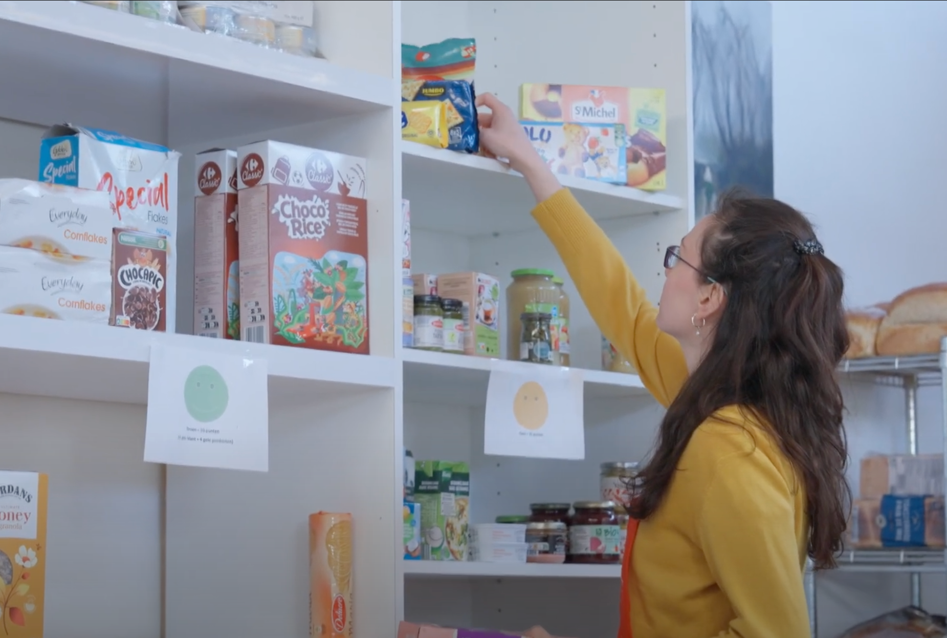 Een vrijwilliger zet een potje in de rekken van de sociale winkel Potpourri van de Sint-Michielsbeweging in Brugge.