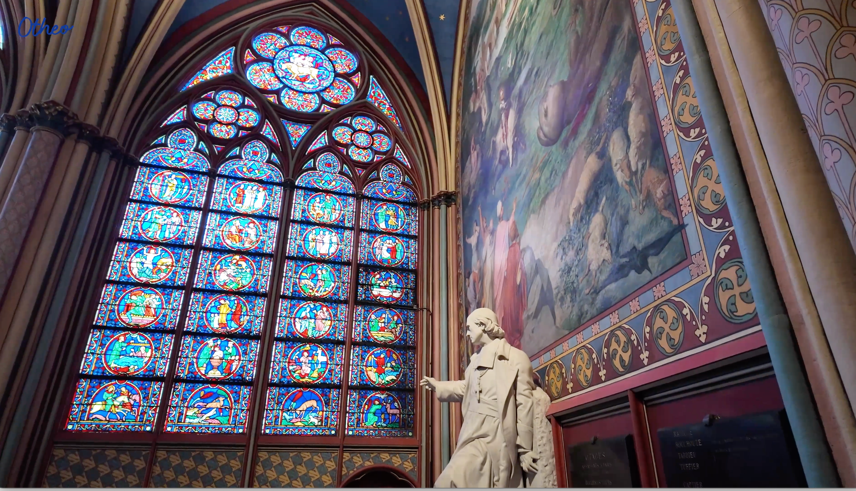 Glasraam en schilderij in de gerestaureerde Notre-Dame van Parijs: de kleurenpracht is overweldigend.