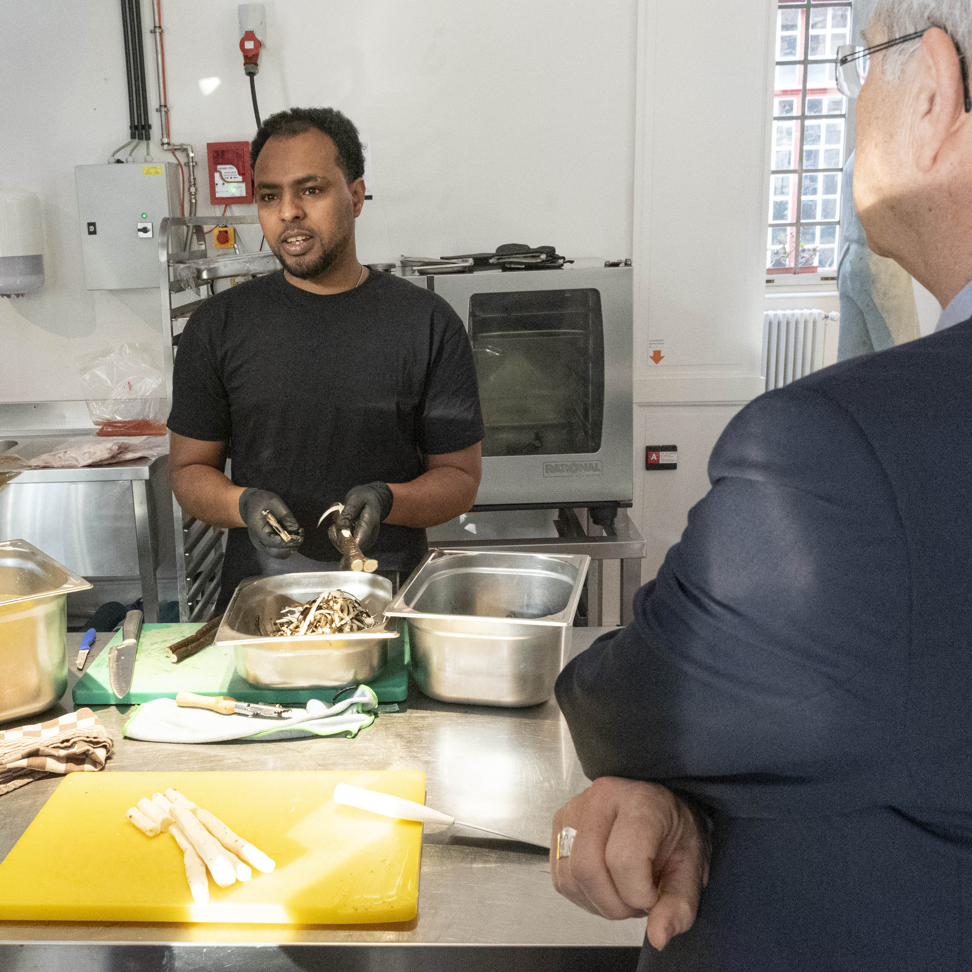 Tesfit uit Eritrea demonstreert zijn kennis van schorseneren.