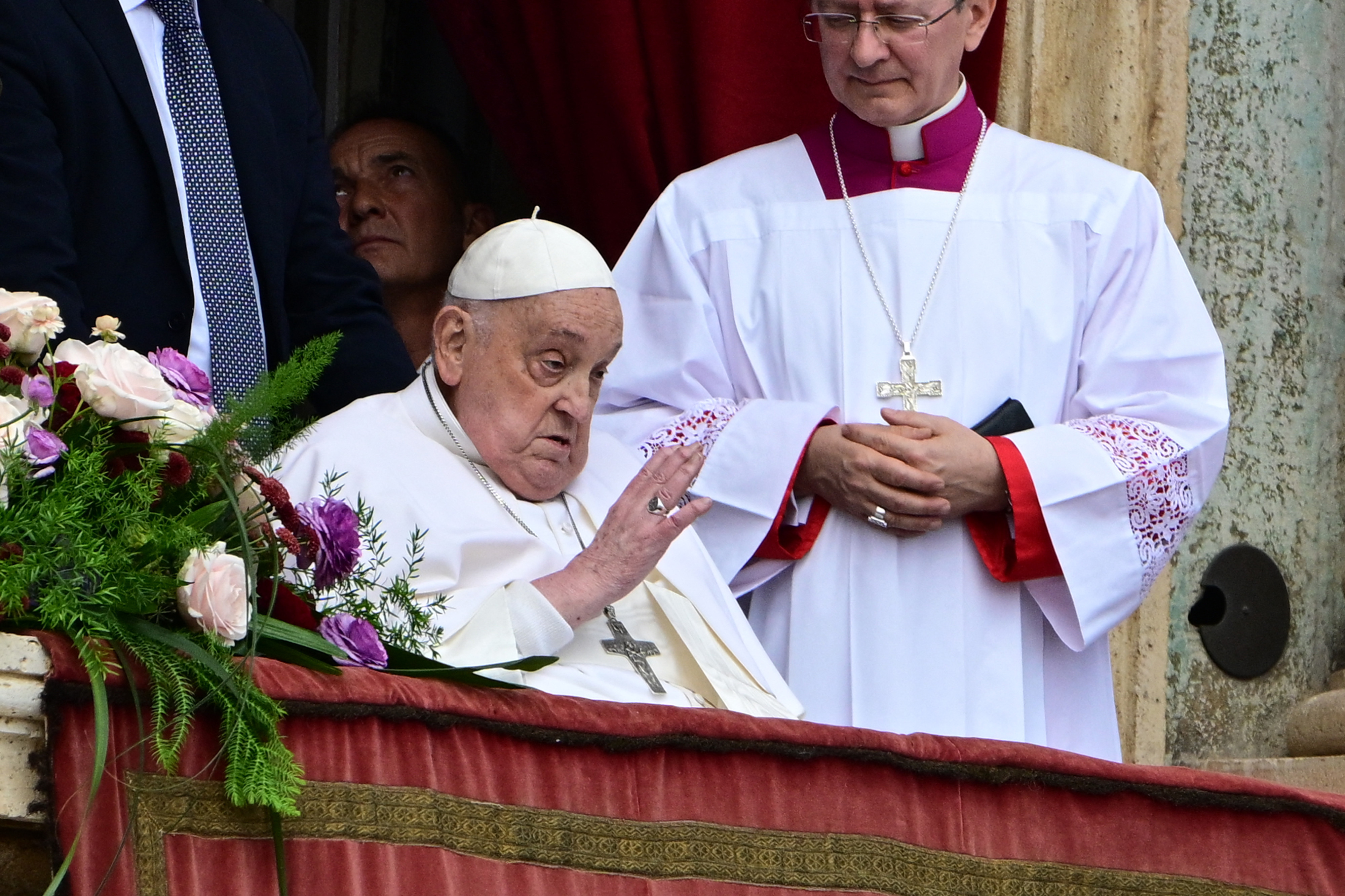 Paus Franciscus geflankeerd door ceremoniemeester Diego Giovanni Ravelli.