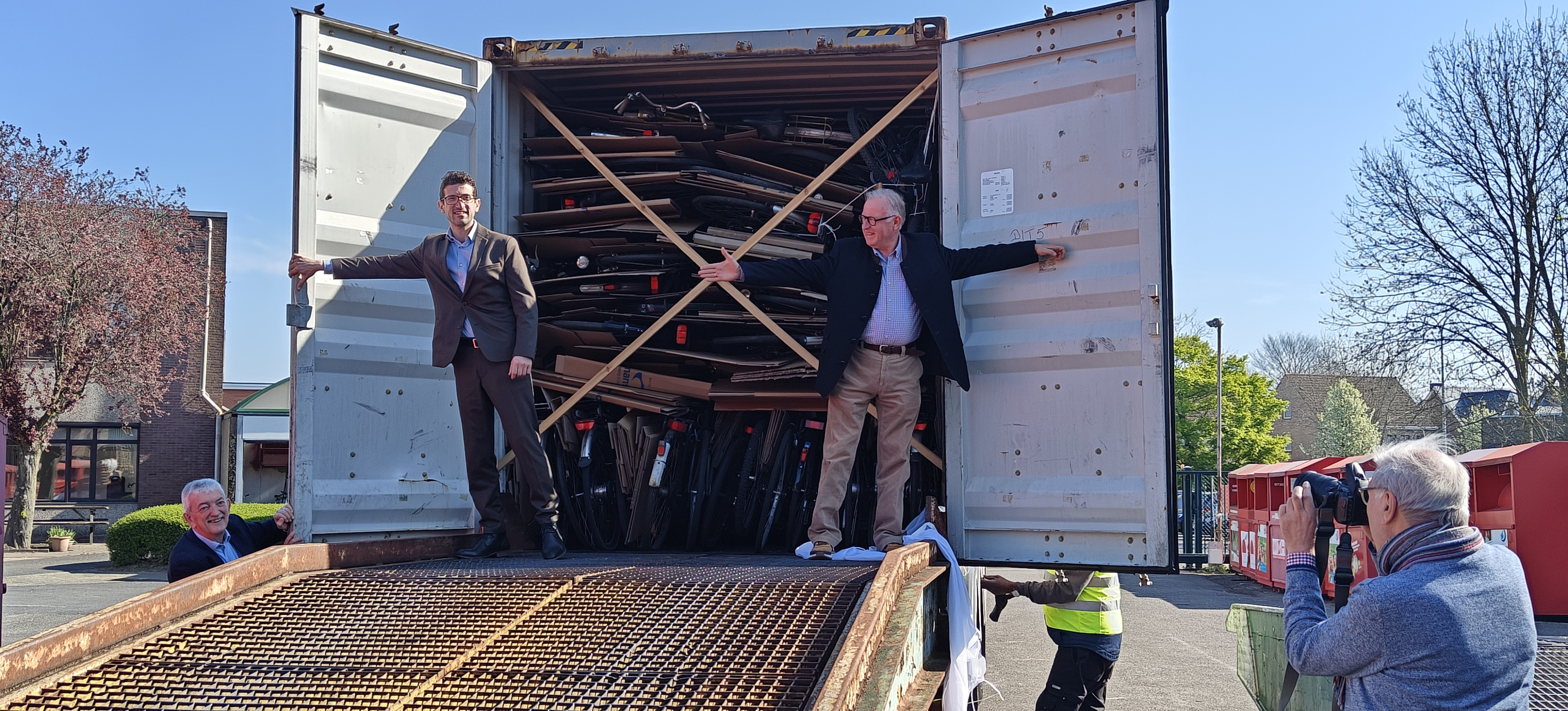 De burgemeester van Leuven, Mohamed Ridouani, kwam de zeecontainer mee sluiten.