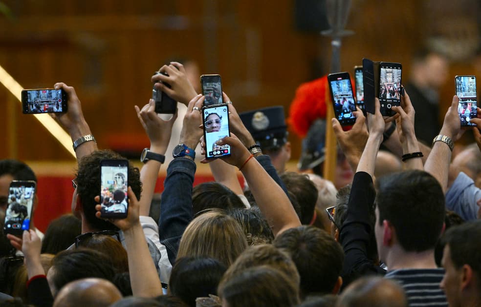 Na uren aanschuiven, kunnen veel mensen het niet laten om foto's – en zelfs selfies – te nemen bij de kist met het lichaam van paus Franciscus