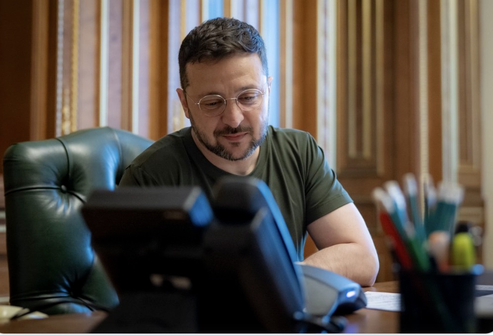 President Zelensky aan de telefoon in zijn bureau.