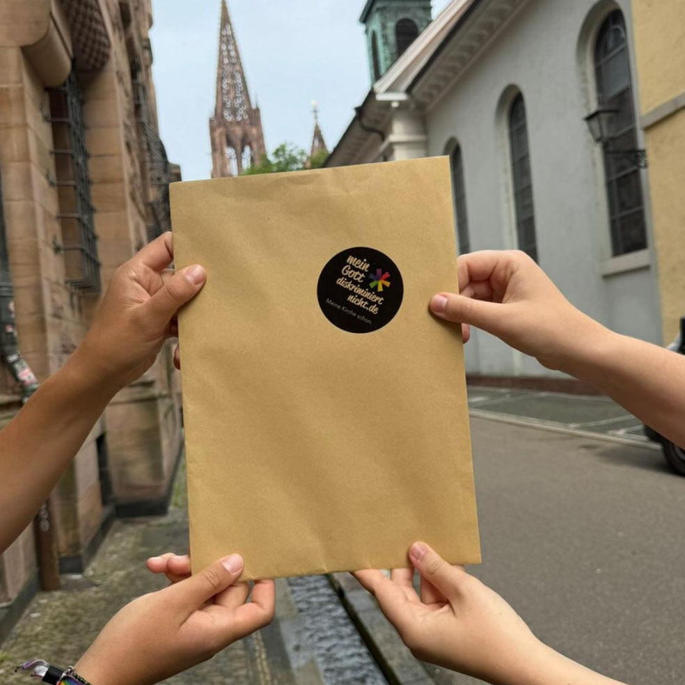 De theologiestudentes tonen hun sollicitatiebrief op Instagram