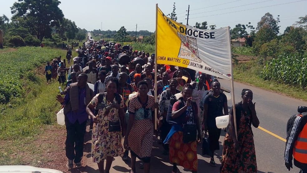 Sommige pelgrims leggen honderden kilometers te voet af om de Oegandese Martelarendag bij te wonen in Namugongo, nabij de Oegandese hoofdstad Kampala