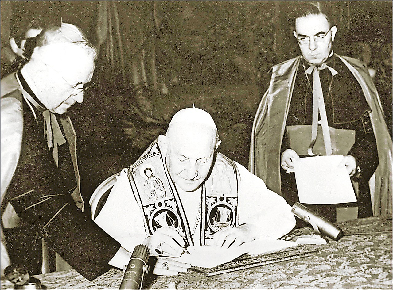 Paus Johannes XXIII ondertekent op 9 april 1963 de encycliek Pacem in Terris. © AFP-Archief