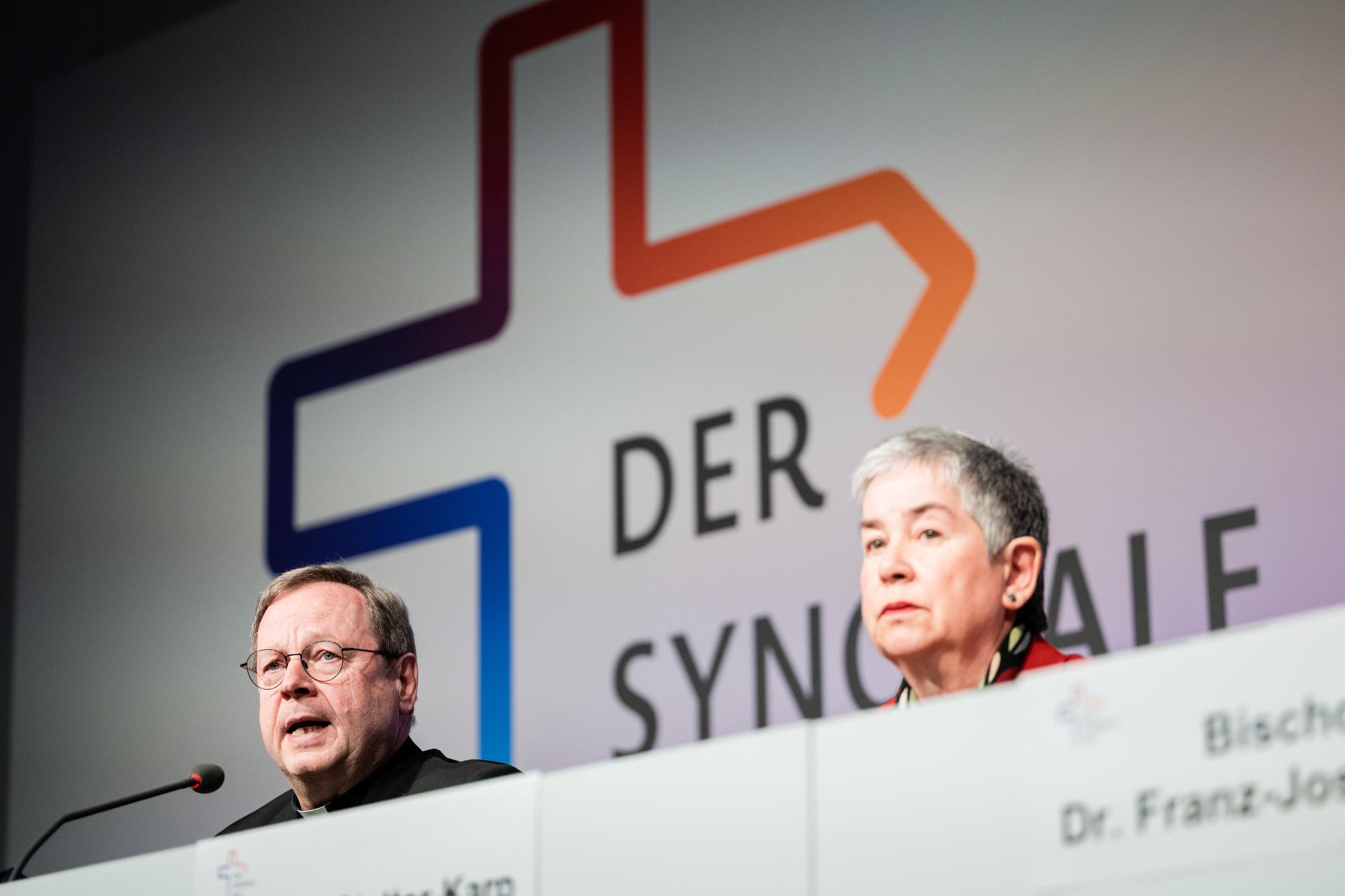 Georg Bätzing, voorzitter van de bisschoppenconferentie, en Irme Stetter-Karp, voorzitter van het ZdK, het vertegenwoordigend orgaan voor Duitse katholieken. 