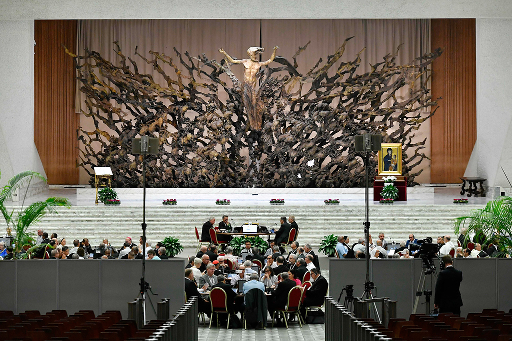 Een zicht op de Paulus VI-zaal in het Vaticaan, waar alle deelnemers aan de synode samenzitten.