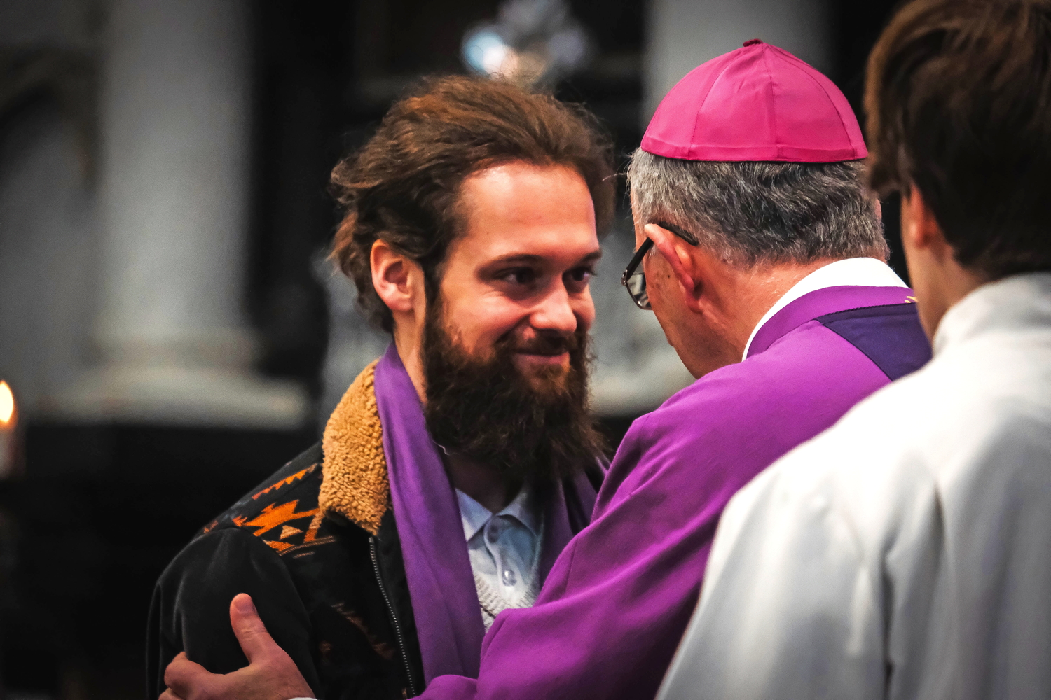 Jeffrey Schoenaers ontving bij de uitverkiezing en naamopgave van de catechumenen een paarse sjaal van hulpbisschop Koen Vanhoutte.
