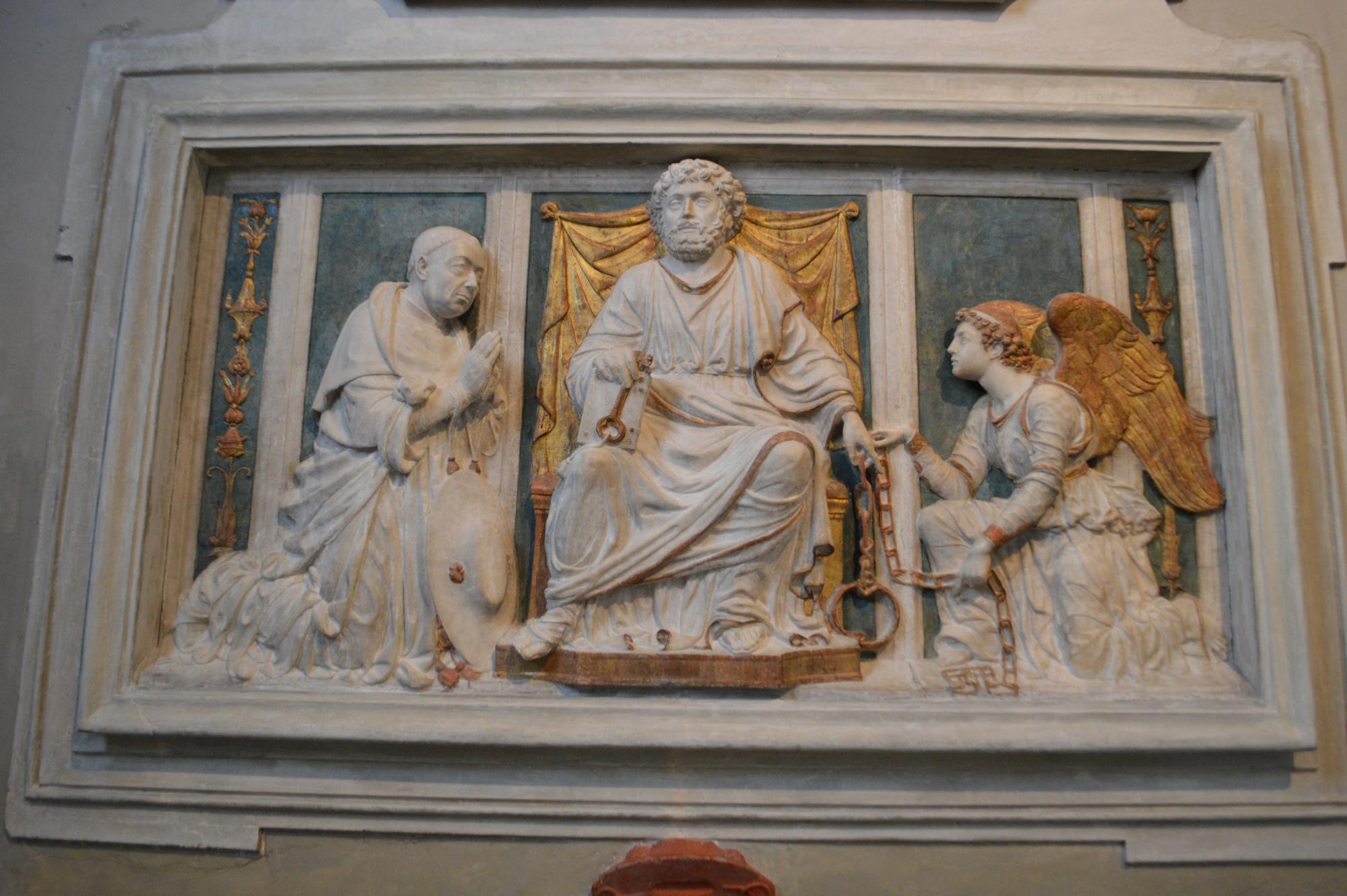 Nicolaas Cusanus buigt voor de figuur van Petrus (midden). 