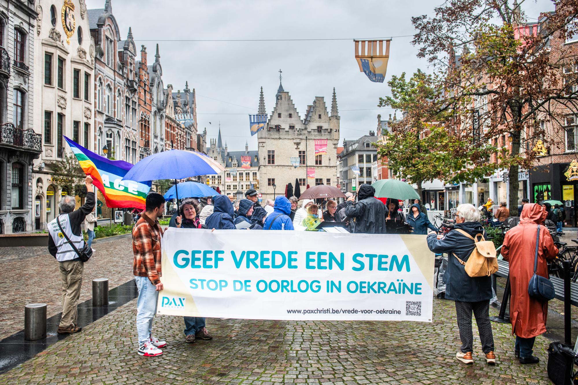 De flashmob van Pax Christi begon op de IJzerenleen in Mechelen en eindigde in de kathedraal. 
