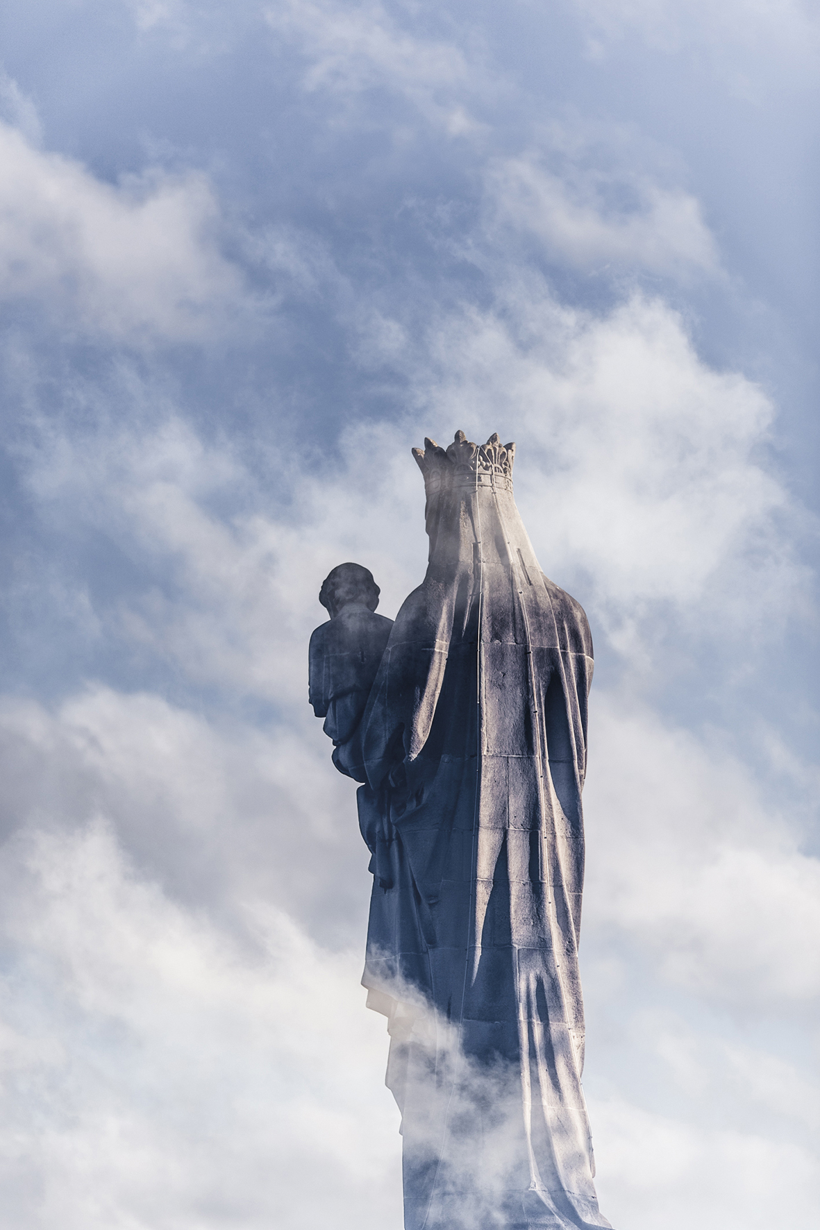 Het indrukwekkende beeld van de gekroonde Maria, dat de Leuvense beeldhouwer Benoît Van Uytvanck voor de abdij van Keizersberg in Leuven maakte 