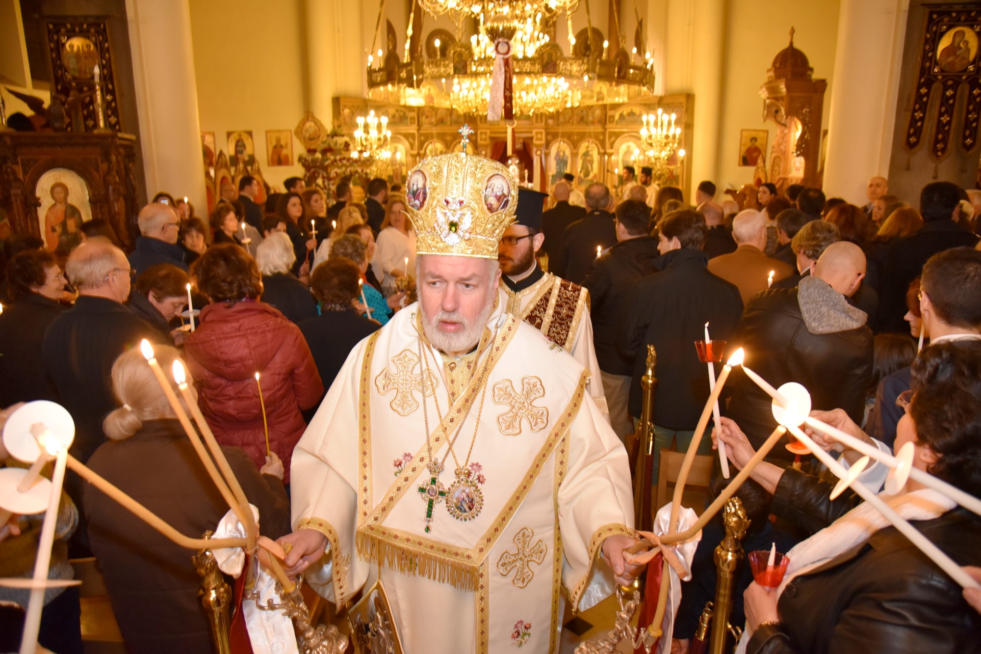 Metropoliet Athenagoras Peckstadt droeg vorig jaar nog het licht van de Opstanding uit in de orthodoxe kathedraal in Brussel 
