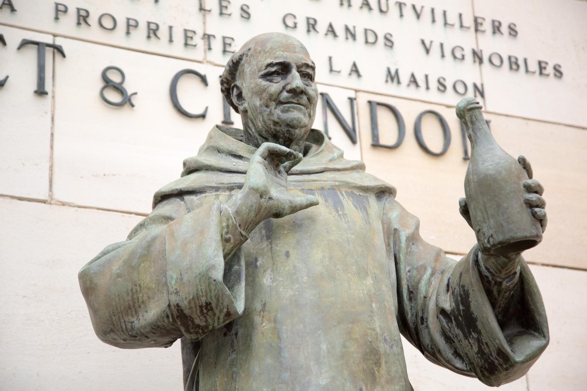 Het standbeeld van Dom Pérignon bij 'Moët et Chandon'. 