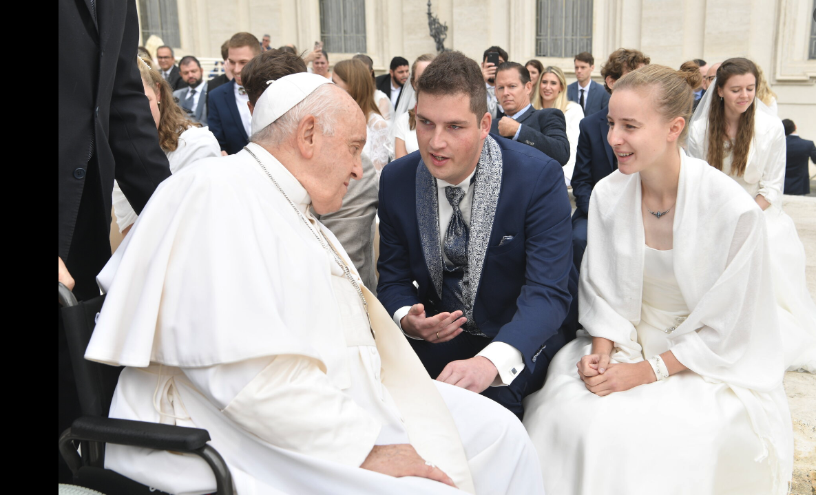 Al waren ze er allerminst alleen, toch hadden Elina en Nick niet het gevoel dat het bandwerk was voor paus Franciscus. 
