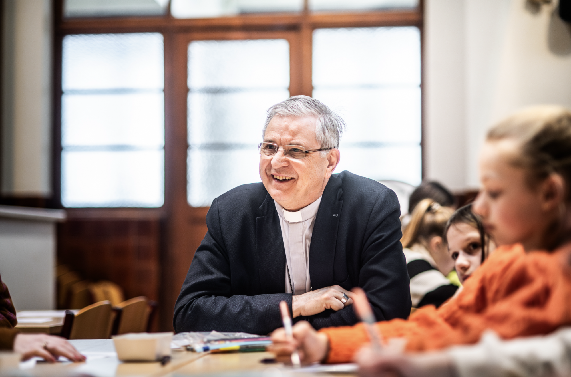 Bisschop Johan Bonny luistert geamuseerd op de recente vormelingendag in Lier. 