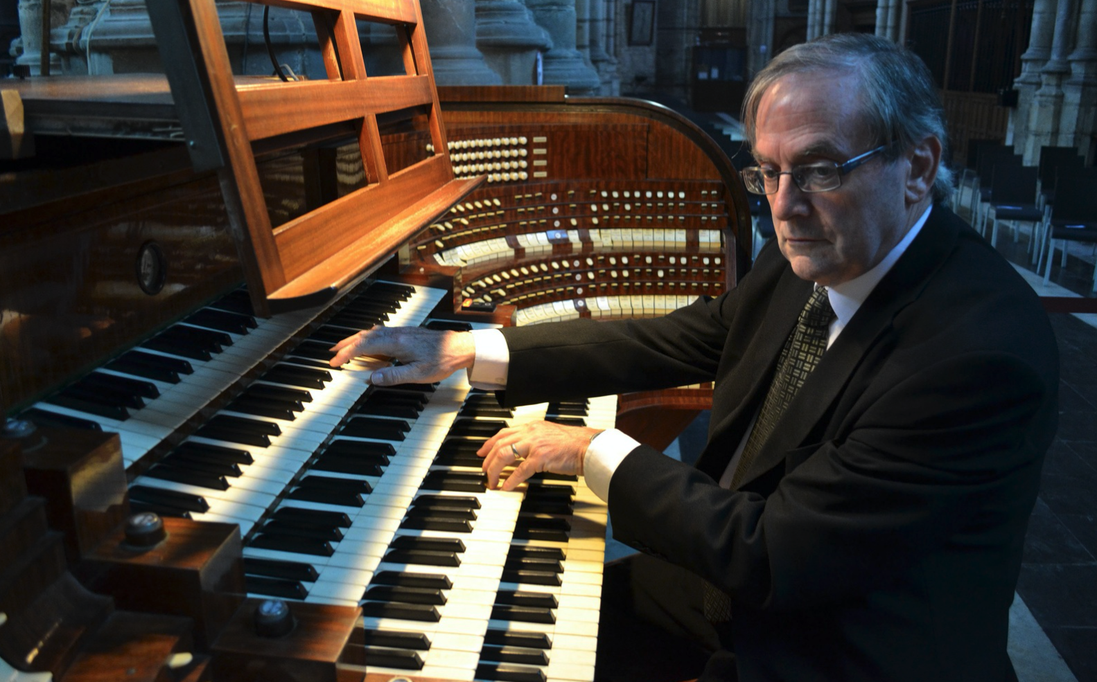 Edward De Geest aan het orgel.
