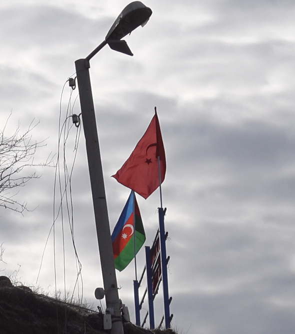 Aan de afgesloten weg van Stepanakert naar Sjoesji wapperen vlaggen van Azerbeidzjan en van Turkije