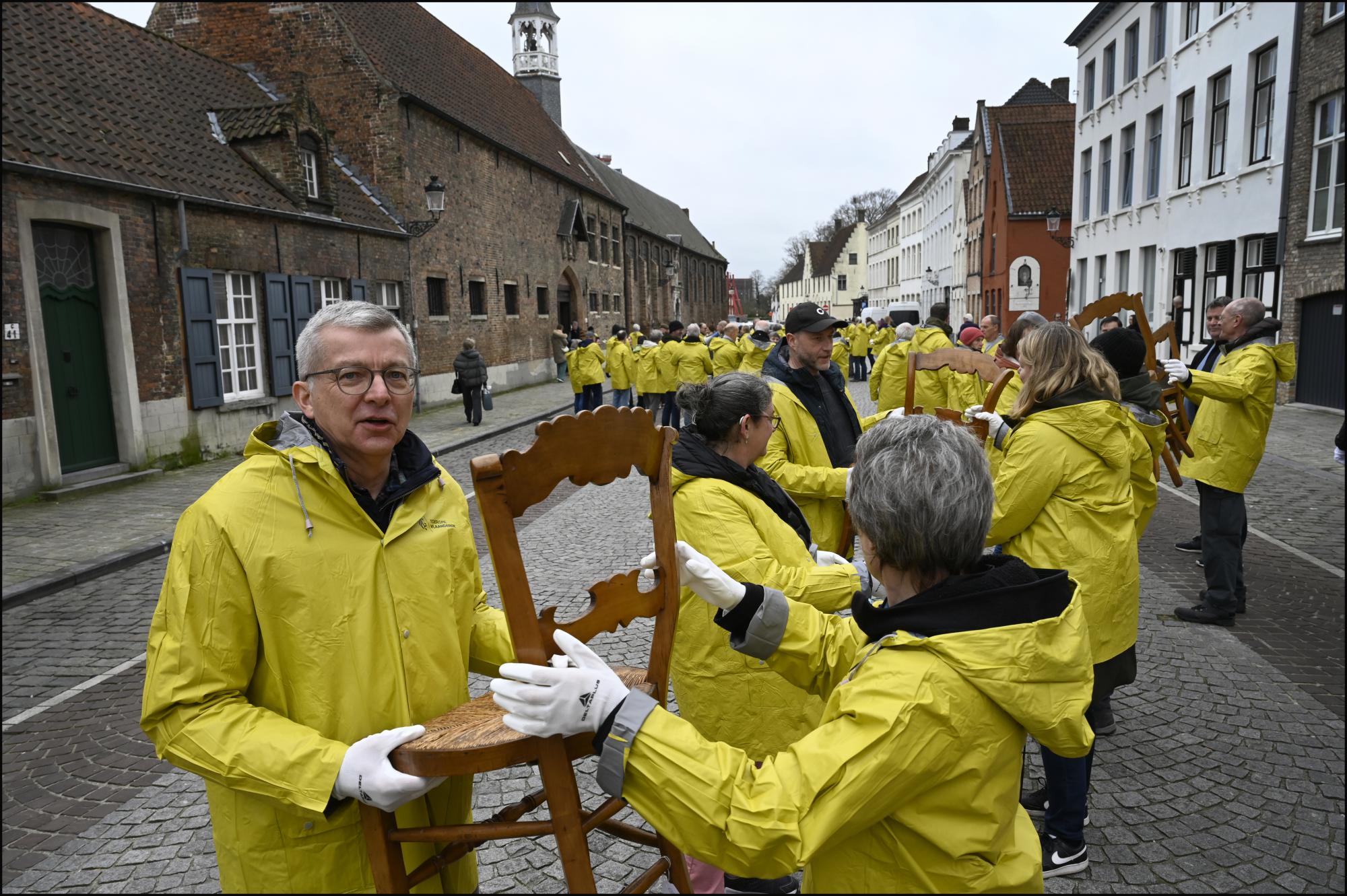 De vrijwilligers vormden een menselijke ketting tot aan de Kapucijnenkerk even verder op in de straat, waar de inboedel van de abdij een tijdelijk onderkomen krijgt. 