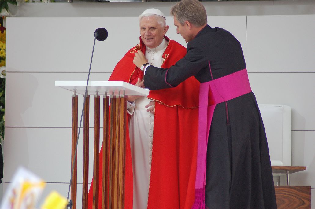 Emeritus paus Benedictus XVI in 15 unieke foto's | Otheo