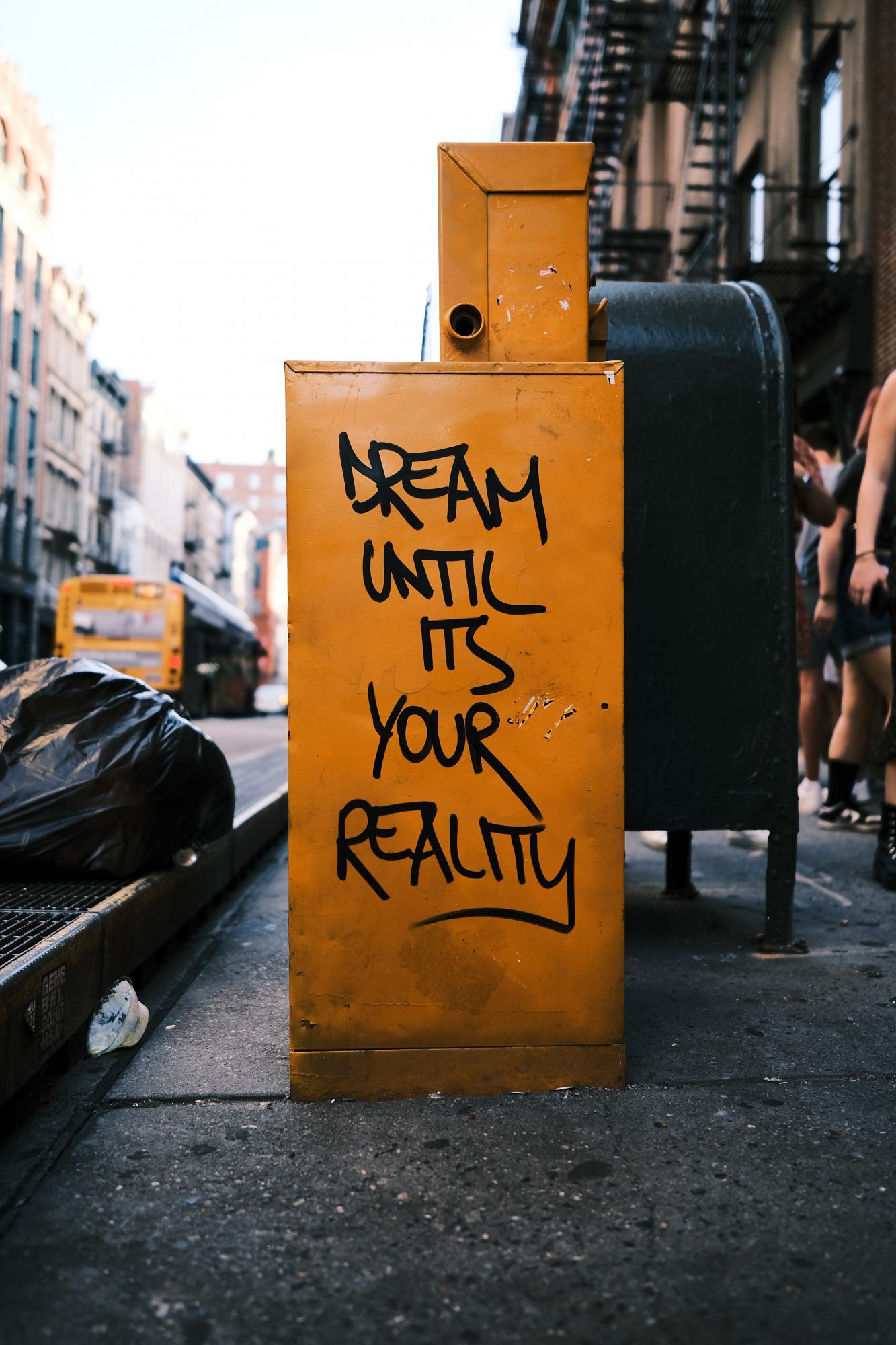 Blijf dromen tot je droom werkelijkheid is.