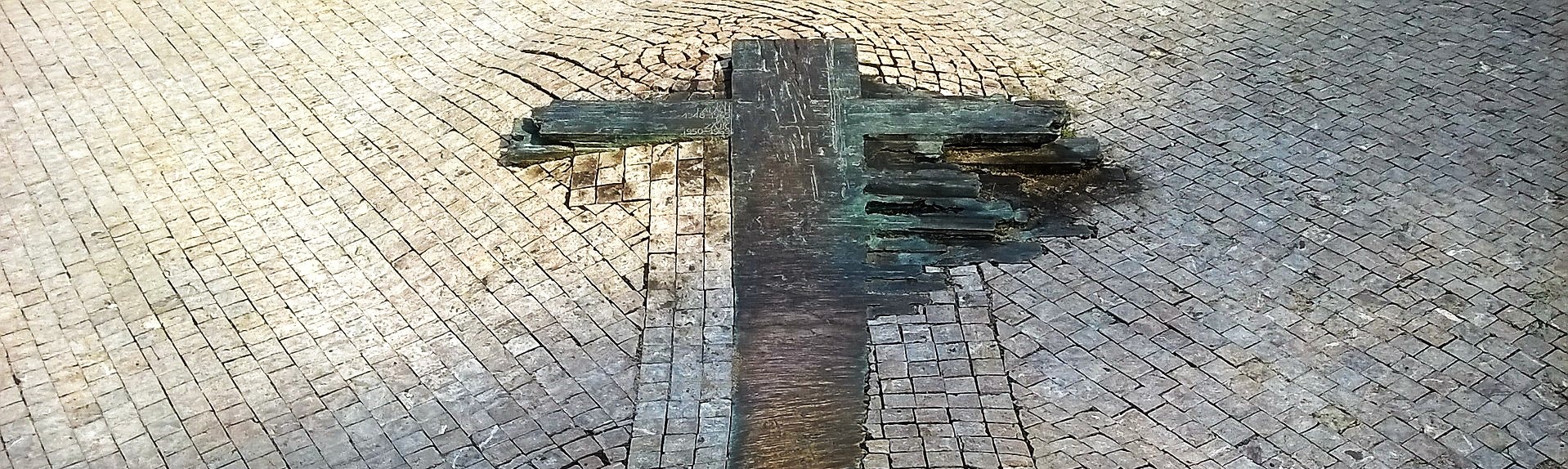 Herinneringsmonument in Praag. Mark Van de Voorde: 'In de uitwaaierende arm van het kruis zie ik een teken van hoop.'