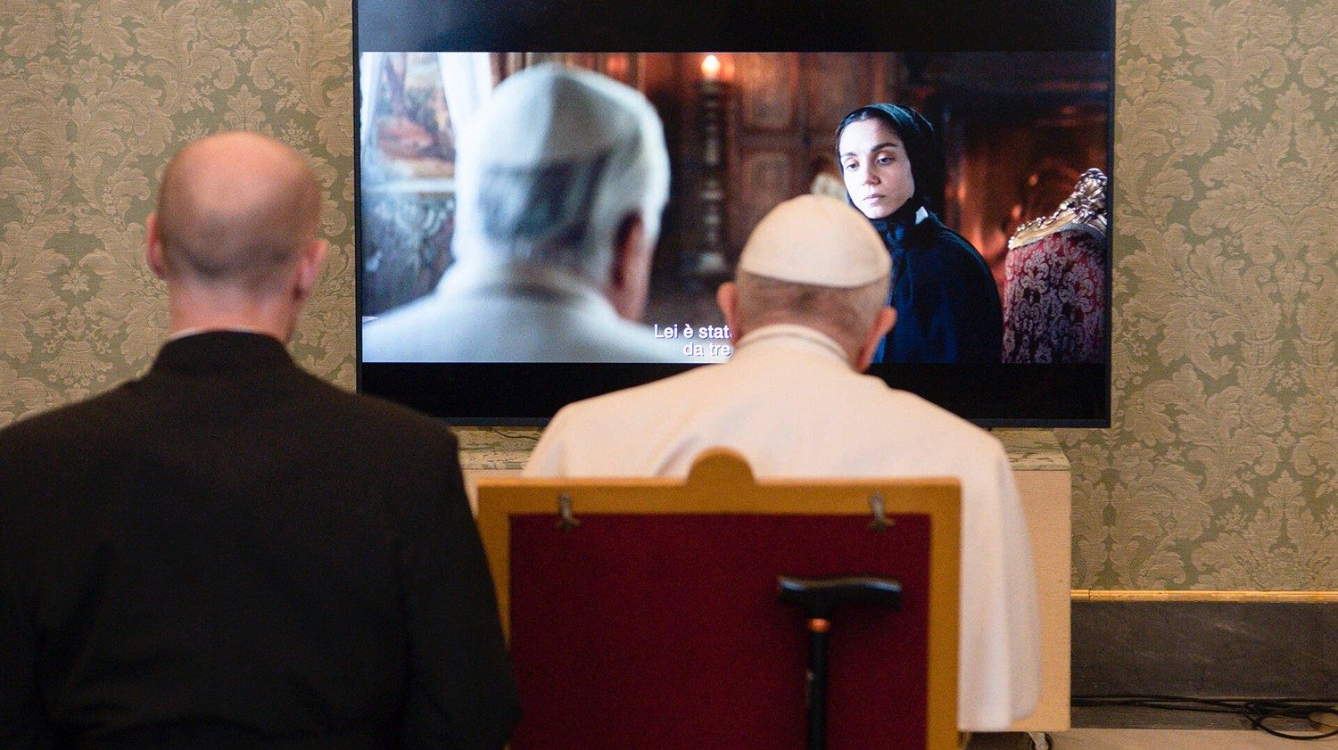 Paus Franciscus krijgt een sneak peek van de film 'Cabrini'.