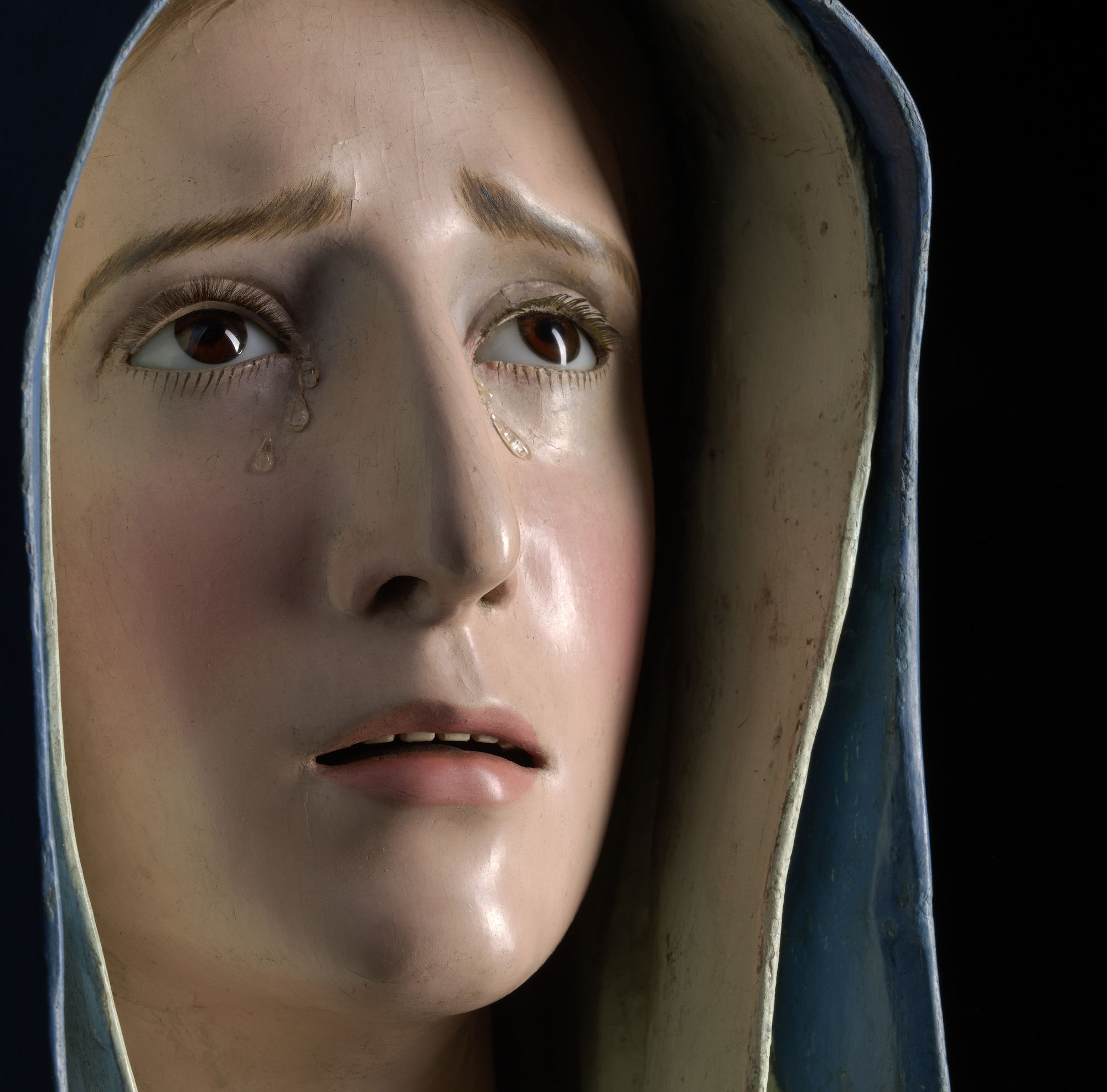 detail van : Pedro de Mena, Mater Dolorosa, c. 1680 Polychrome wood with reverse painted glass eyes, 49 x 39 x 22 cm MNHA, Luxemburg (on loan from a private collection), inv. 2016-D009/002 