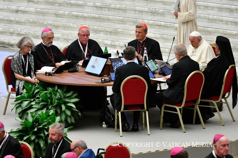 De werkgroep met paus Franciscus en kardinaal Hollerich