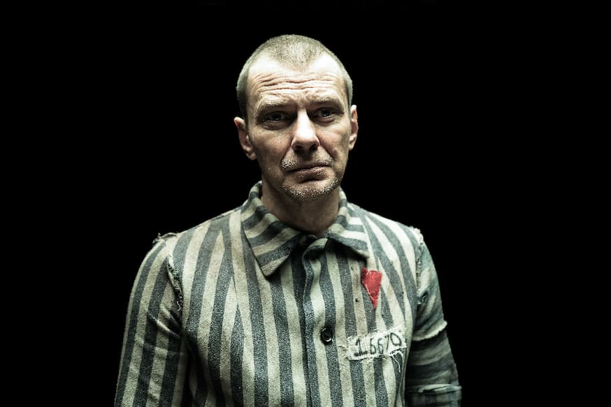 Acteur Marcin Kwasny als de heilige Maximiliaan Kolbe in 'Triumph of the Heart'