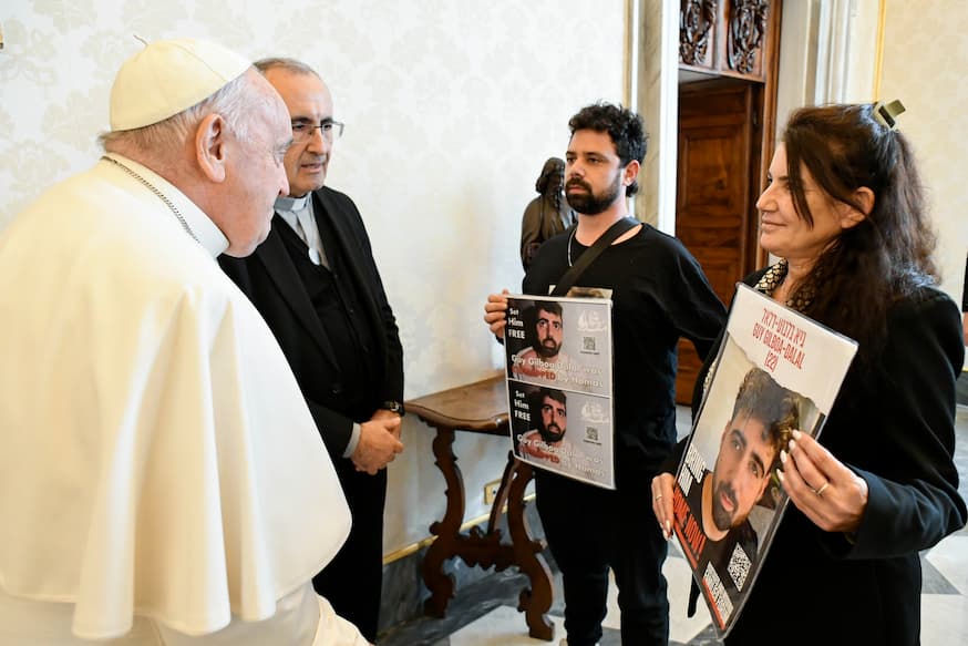 De privé-audiëntie van paus Franciscus met familieleden van Israëlische gijzelaars op 8 april duurde 35-40 minuten 