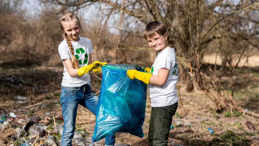 Wegwerpplastic heeft een nuttige levensduur van soms maar enkele minuten, maar blijft als afval eeuwen voortbestaan