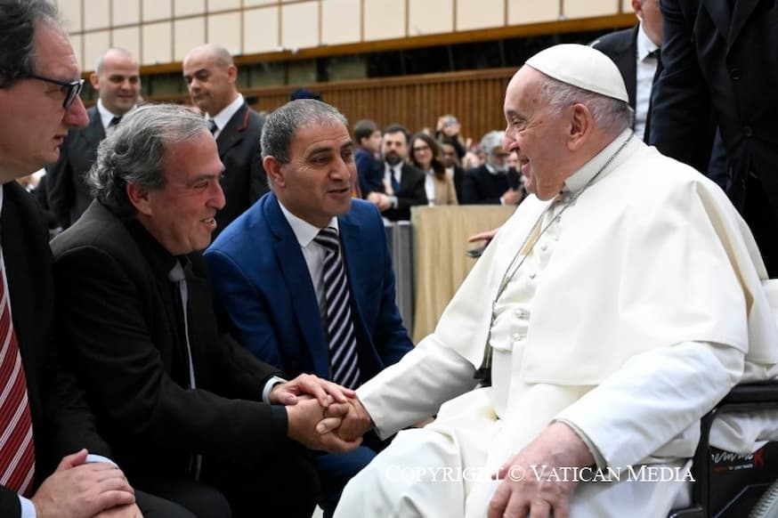 Israeli Rami Elhanan en Palestijn Bassam Aramin ontmoeten paus Franciscus op 27 maart 2024