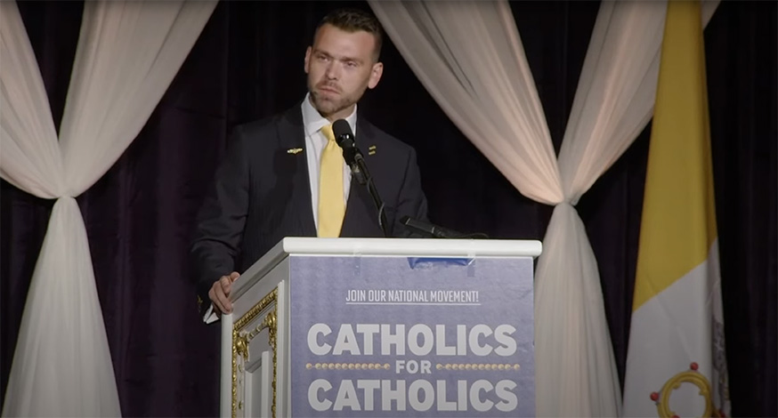 Jack Posobiec spreekt tijdens de Catholic Prayer for Trump op 19 maart