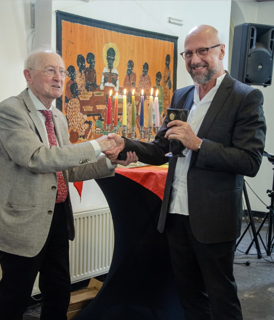 Priester Jan Veldt reikt de Graalbokaal Award uit aan Willy Bombeek.