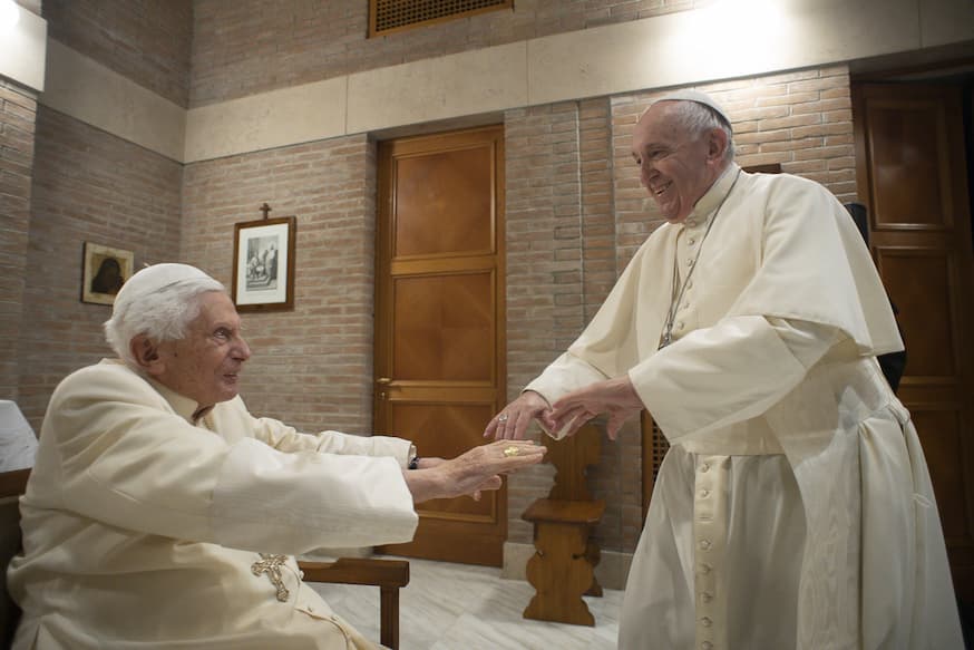 Paus Franciscus begroet paus emeritus Benedictus XVI na de creatie van een nieuwe kardinaal op 28 november 2020