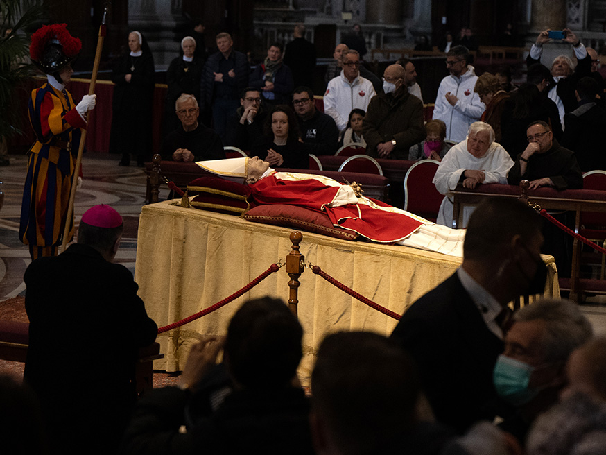 Paus emeritus Benedictus XVI zal de laatste zijn waarvan het lichaam na overlijden in de Sint-Pietersbasiliek zichtbaar werd opgebaard
