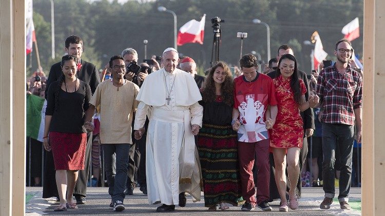 Paus Franciscus met enkele jongeren tijdens de Wereldjongerendagen van 2016 in Krakau, Polen