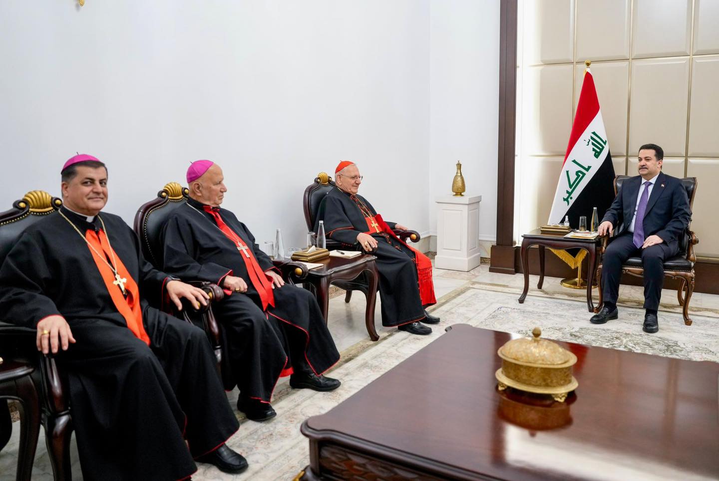 De patriarch, kardinaal Louis Raphael Sako, en enkele bisschoppen van de Chaldeeuws-katholieke Kerk in gesprek met Iraaks eerste minister Mohamed Shia' al-Soedani.